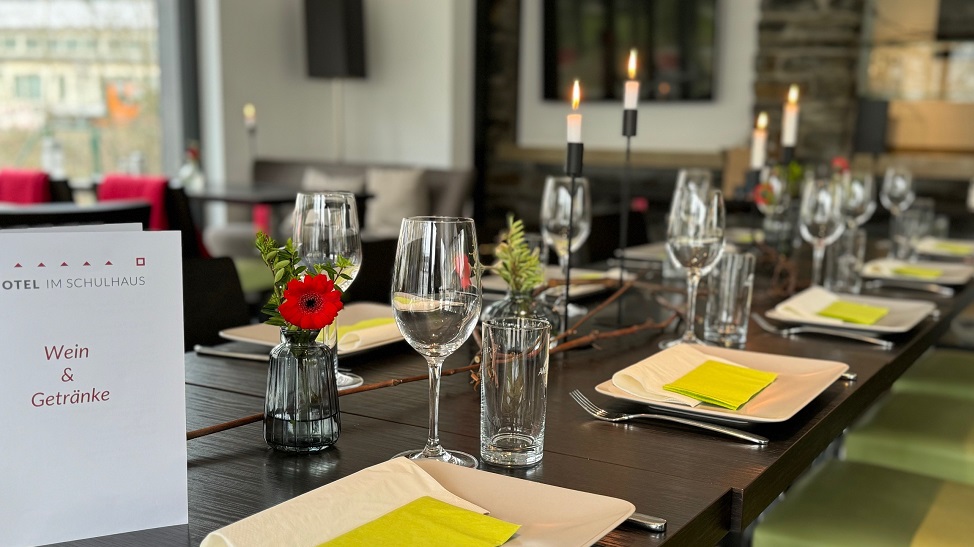 Abendessen an einem schön gedeckten Tisch im Hotel - Wintergarten.